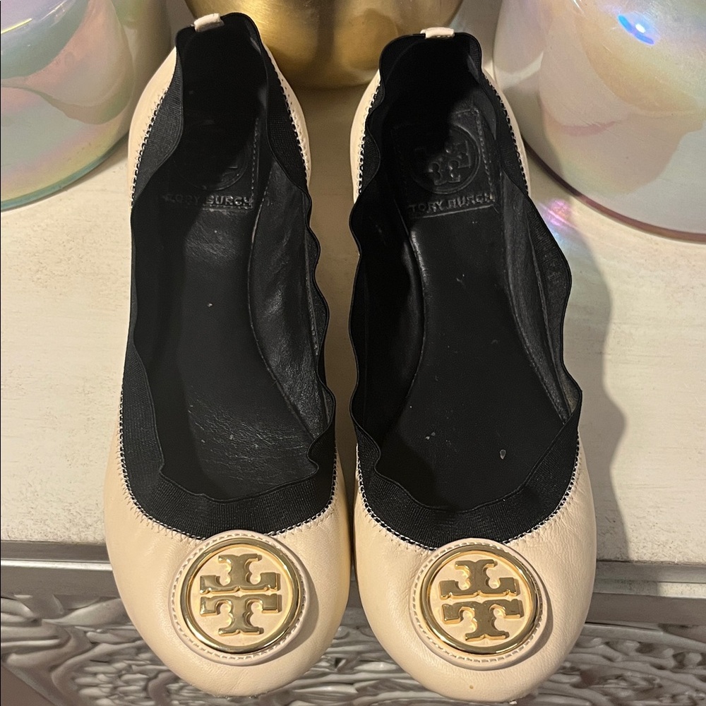 Tory Burch 8.5M Cream and Black Caroline Leather Ballet Flats with Gold Logo